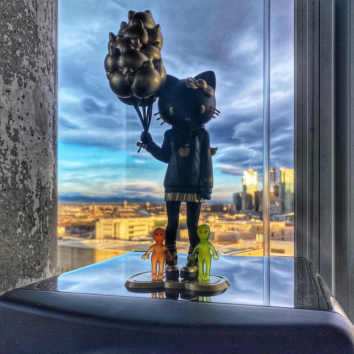 Kidrobot Hello Kitty aliens - Image 1