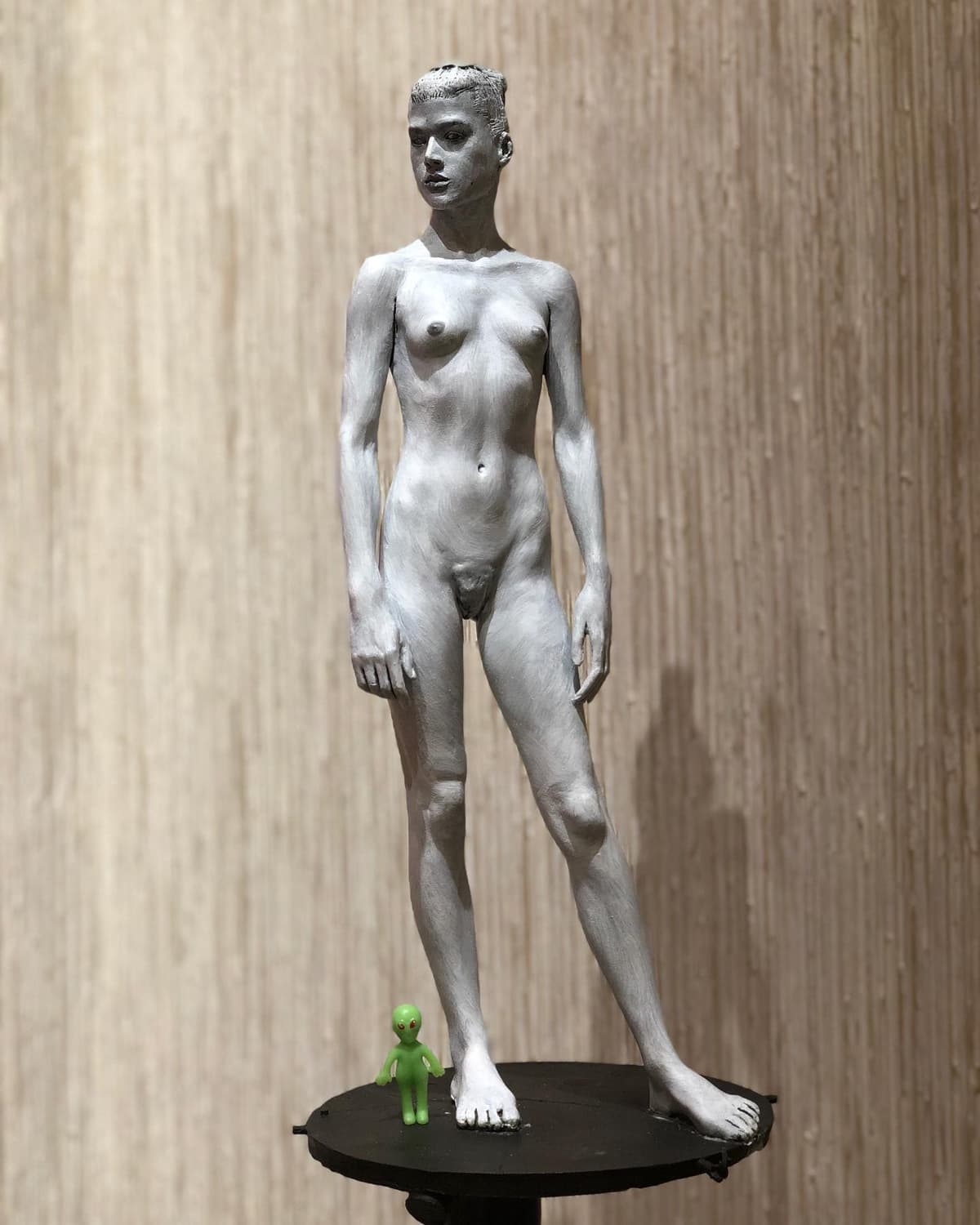 Alien art sculpture modeling session - Image 1