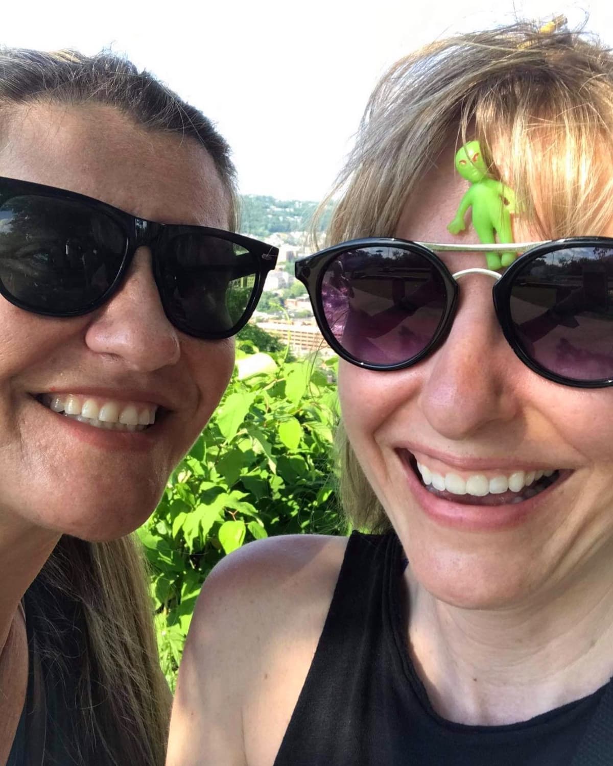 Rea & Melinda 👽💚 - Image 1