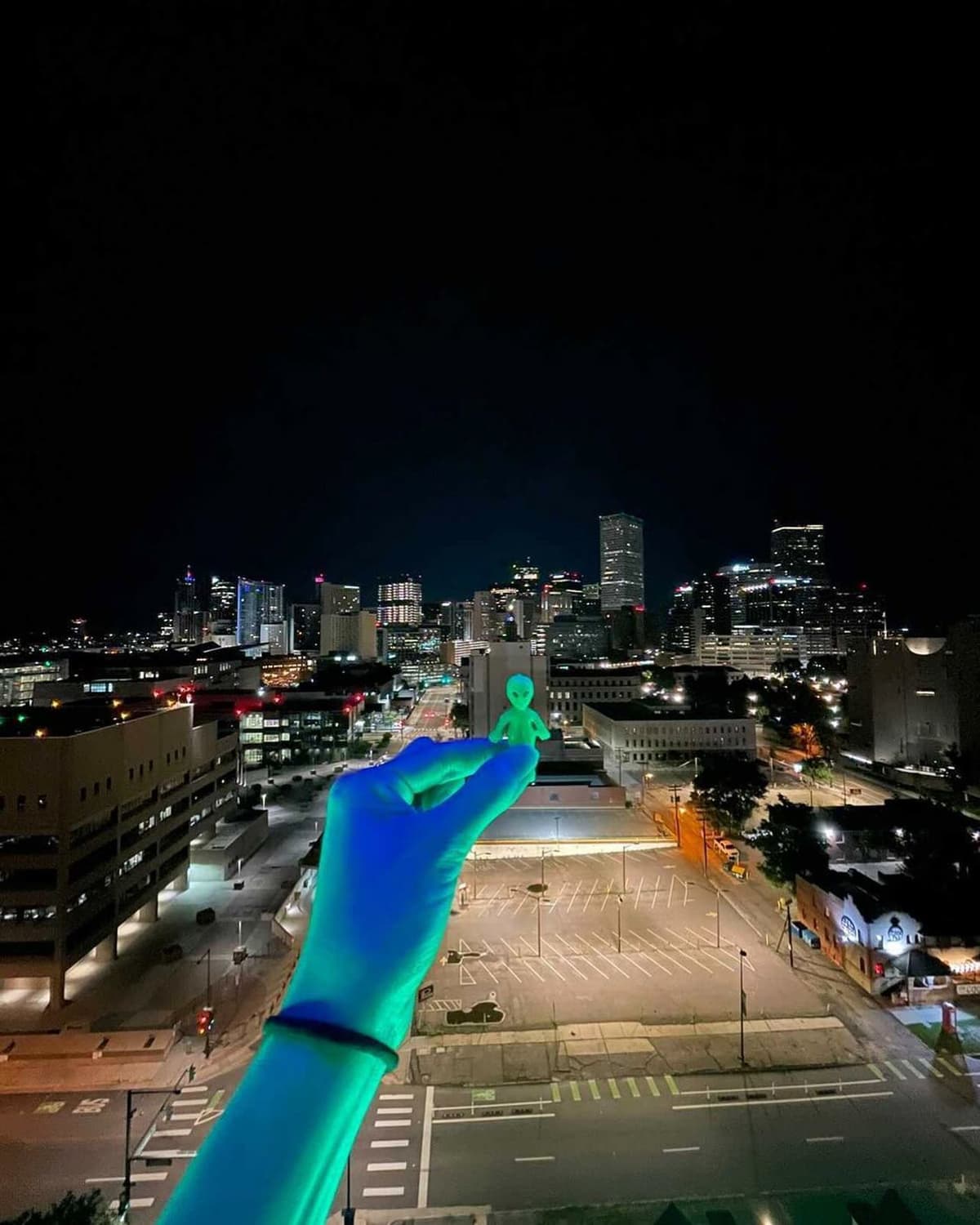 Afterparty skyline alien - Image 1