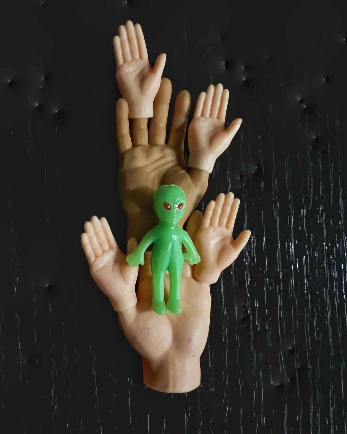 Handsy alien - Image 1