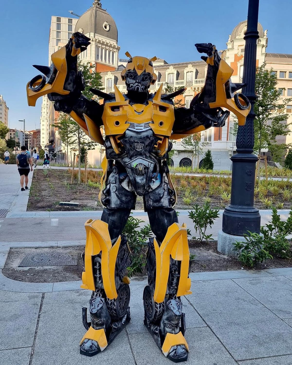 Bumblebee alien - Image 1