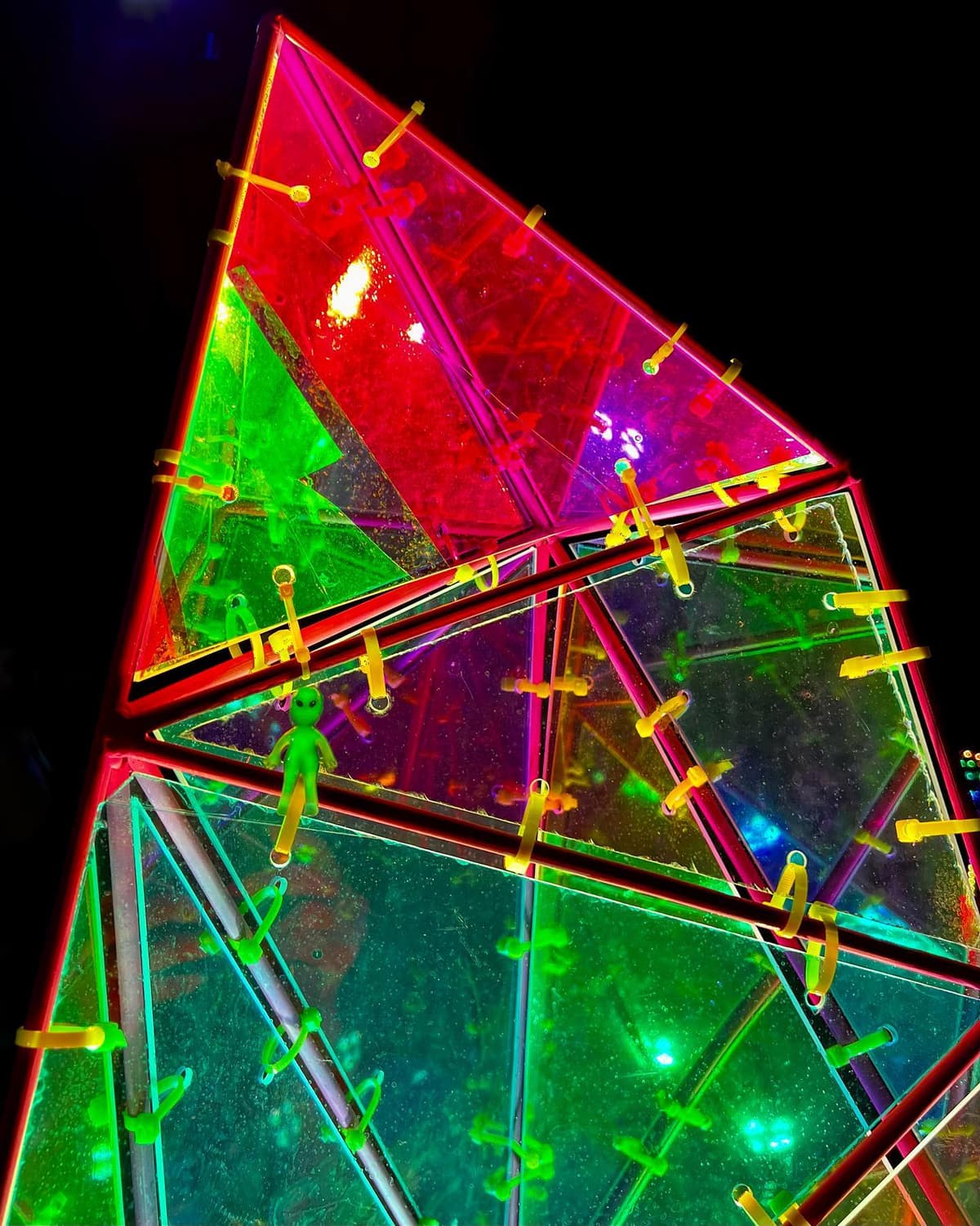 Prismatic alien - Image 1