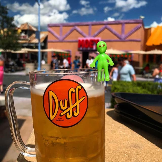 Alien enjoying a Duff beer at Moeβs