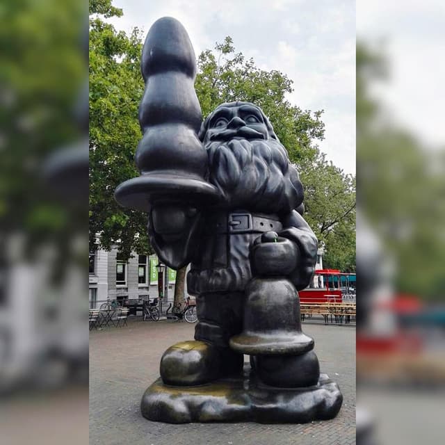 Paul McCarthyβs Santa Claus (Beeld) aka βKabouter Buttplugβ (Butt plug gnome)